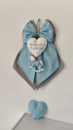 Fiocco nascita personalizzato bimbo in cotone azzurro e grigio con cuore bianco ricamato benvenuto cavallino a dondolo in feltro 