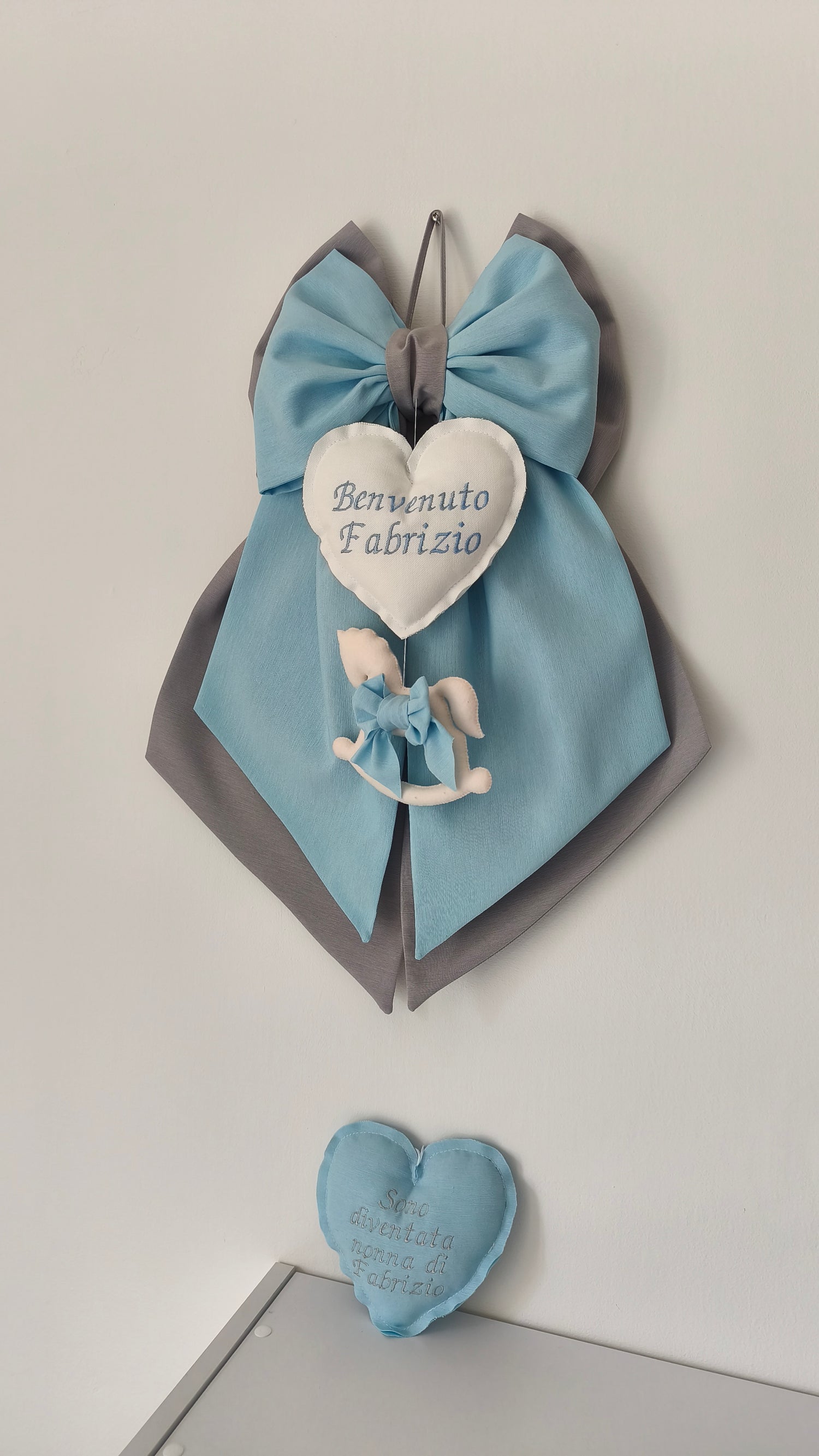 Fiocco nascita personalizzato bimbo in cotone azzurro e grigio con cuore bianco ricamato benvenuto cavallino a dondolo in feltro 