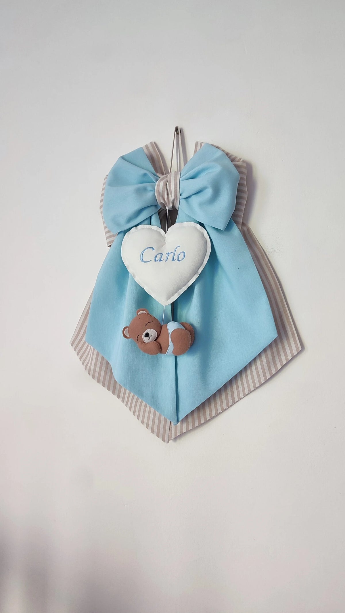 Fiocco nascita personalizzato bimbo in cotone azzurro cielo e righe tortora con cuore bianco ricamato e orsetto addormentato in feltro
