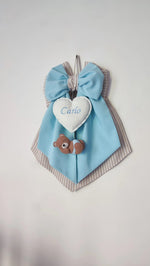 Fiocco nascita personalizzato bimbo in cotone azzurro cielo e righe tortora con cuore bianco ricamato e orsetto addormentato in feltro