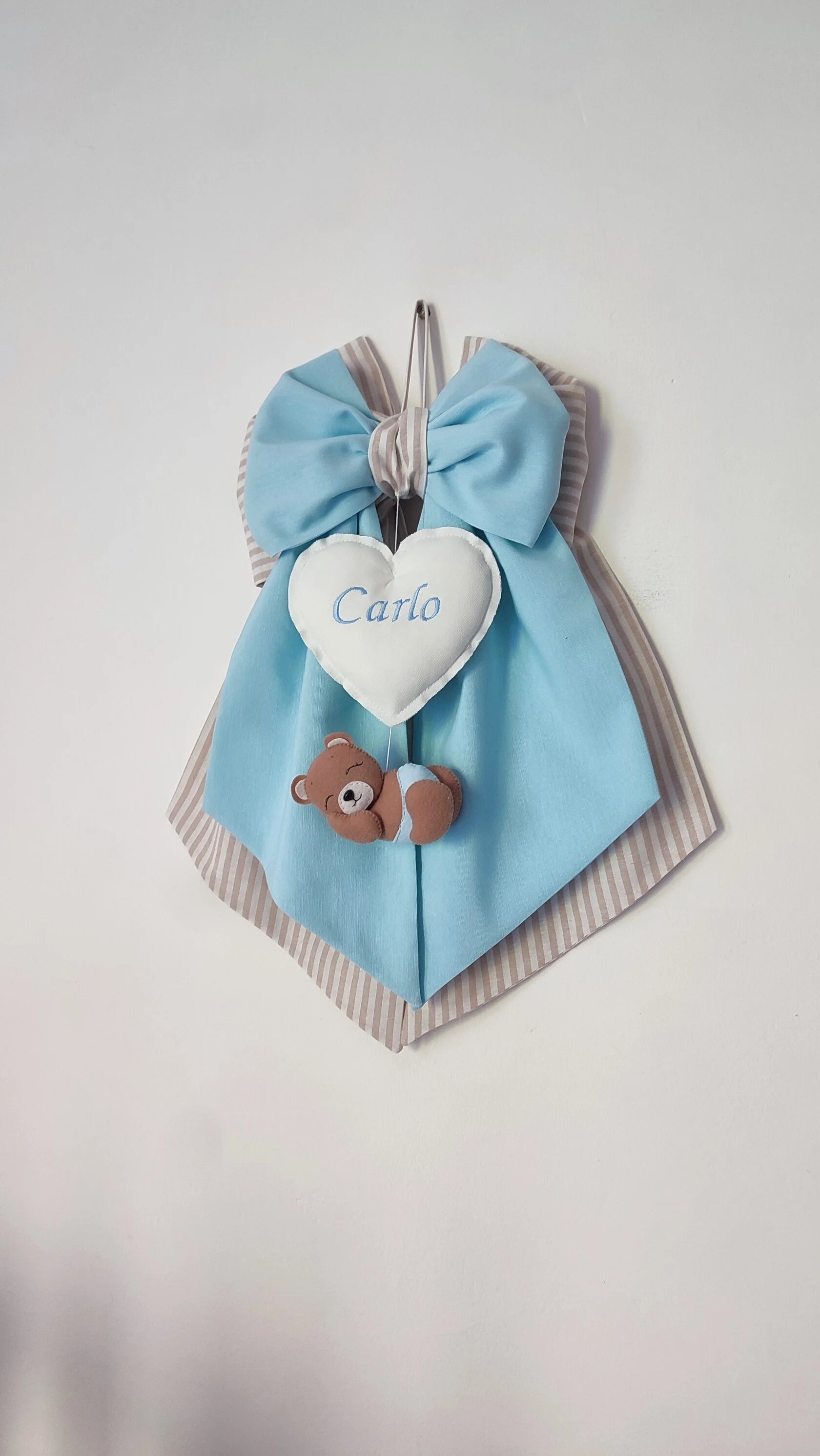 Fiocco nascita personalizzato bimbo in cotone azzurro cielo e righe tortora con cuore bianco ricamato e orsetto addormentato in feltro