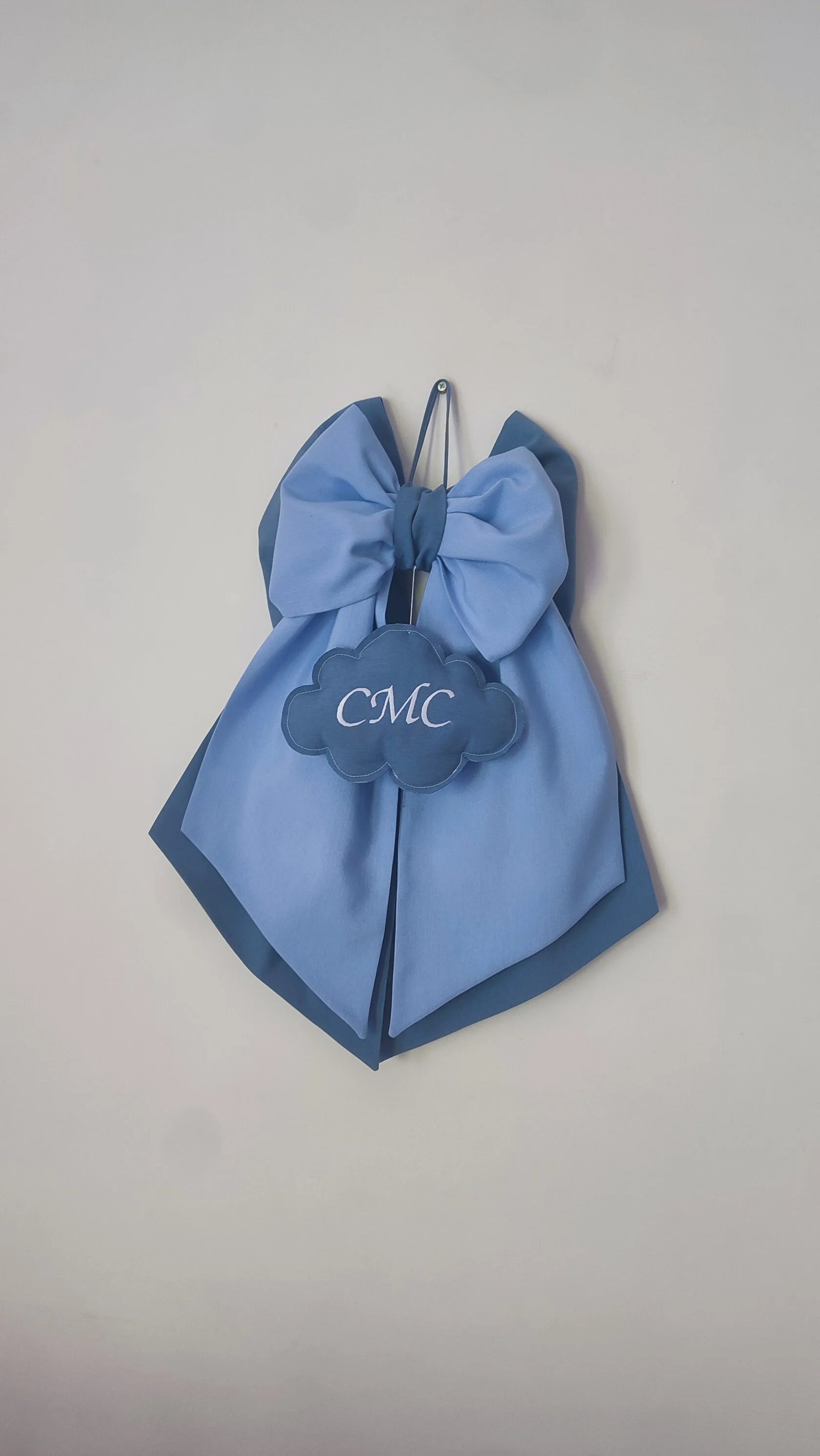 Fiocco nascita fatto a mano bimbo azzurro cielo e blu tono su tono nuvoletta ricamata con iniziali personalizzata