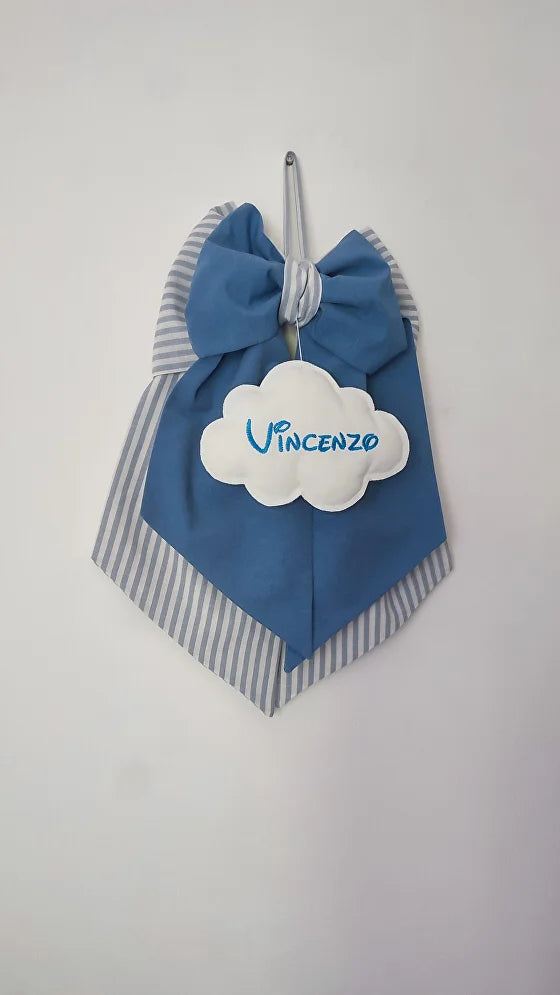 Fiocco nascita fatto a mano bimbo blu avio e righe grigie con nuvoletta bianca ricamata personalizzata