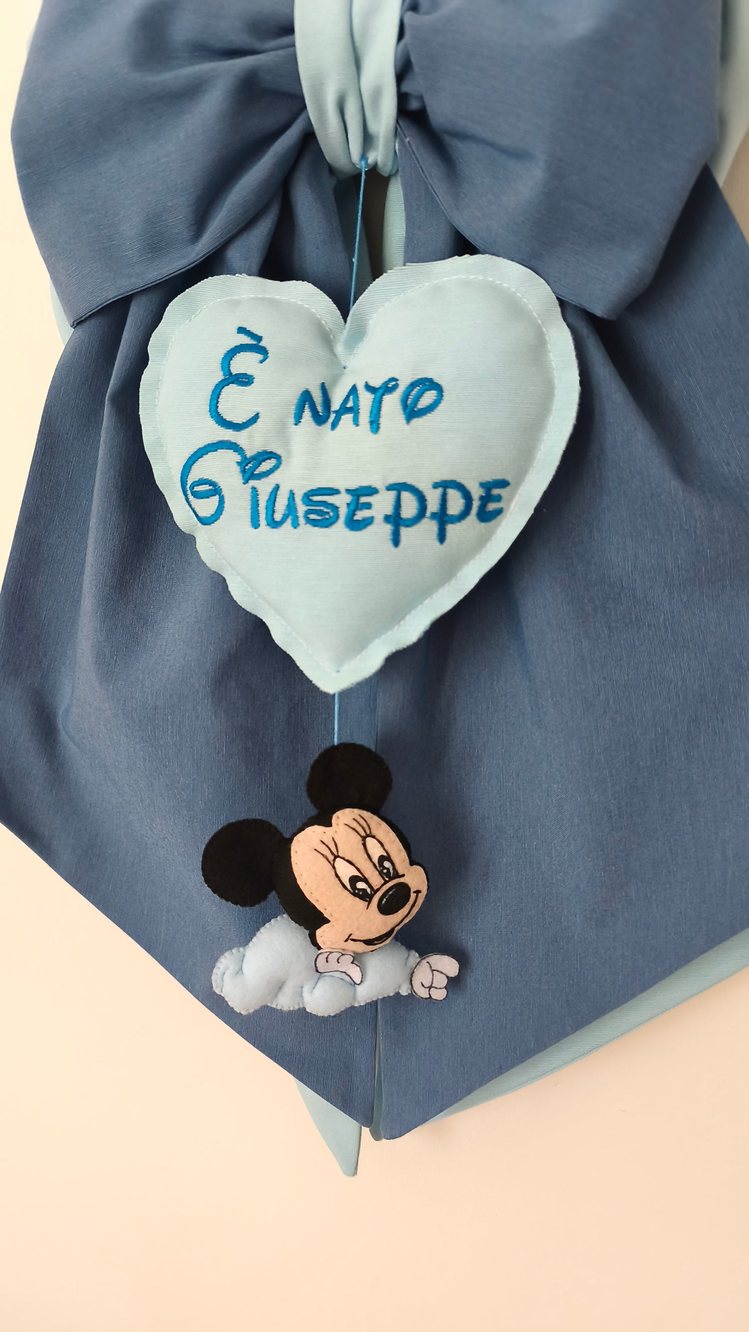 Fiocco nascita bimbo due toni blu denim celeste cuore ricamato è nato nome e personaggio mickey mouse feltro porta ospedale