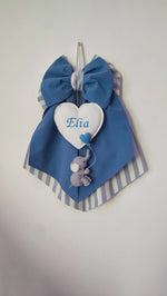 Fiocco nascita personalizzato bimbo in cotone blu e righe grigie con cuore bianco ricamato Elia ed elefantino in feltro con palloncino
