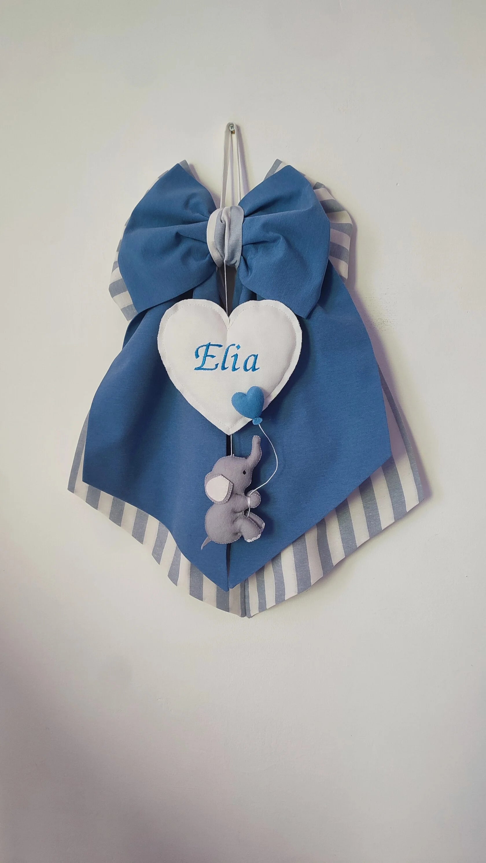 Fiocco nascita personalizzato bimbo in cotone blu e righe grigie con cuore bianco ricamato Elia ed elefantino in feltro con palloncino