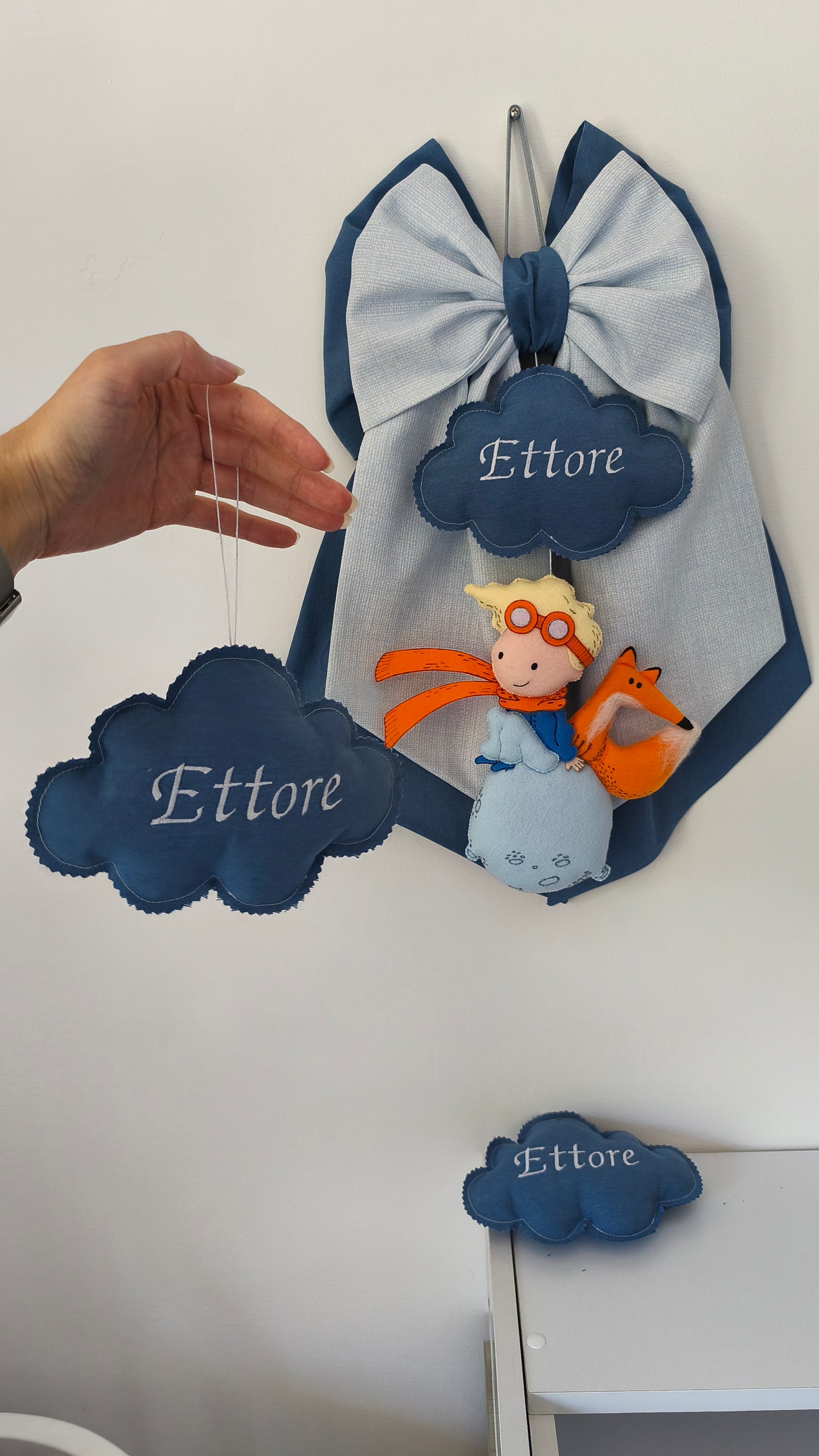 Fiocco nascita personalizzato blu e grigio tema Piccolo Principe con volpe feltro e nuvola nome ricamata, fatto a mano