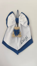 Fiocco nascita personalizzato bimbo, bianco e blu con orsetto bouclè panna e nome ricamato laterale