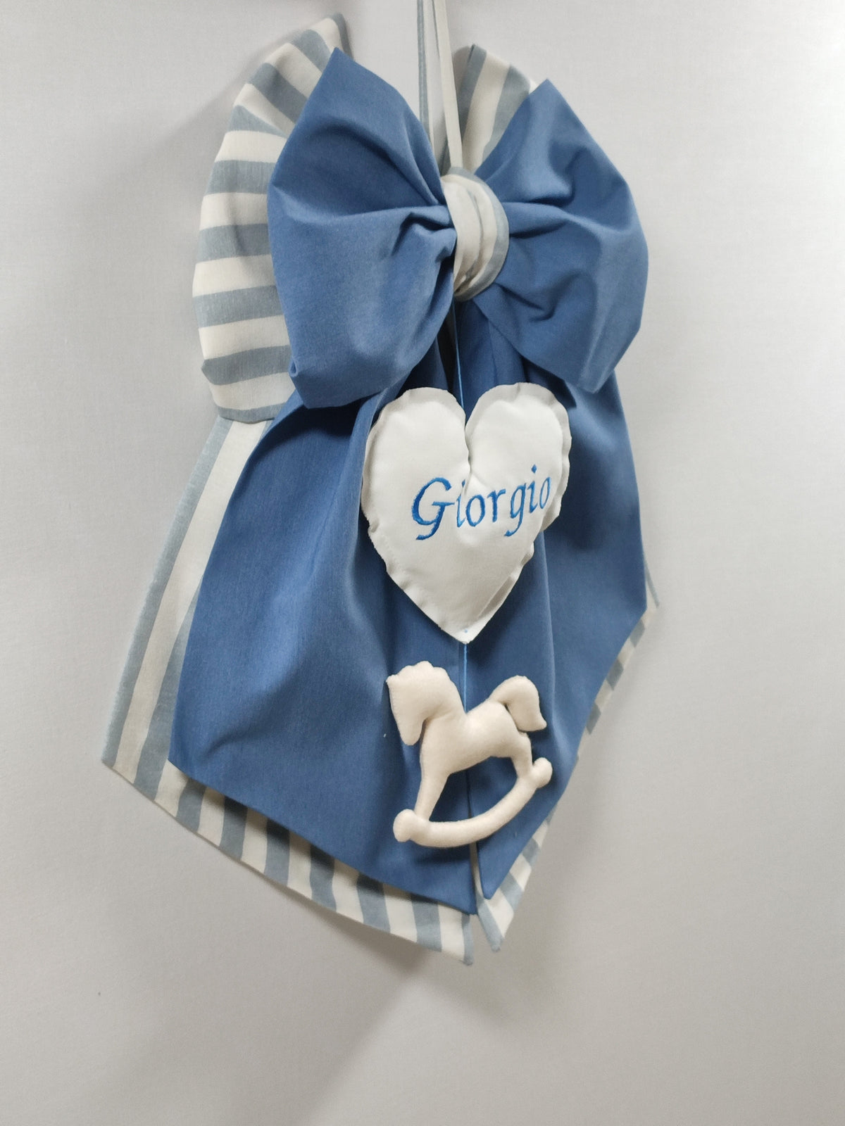 Fiocco nascita bimbo in tessuto blu e righe bianche con cuore personalizzato e cavallino – decorazione nascita maschio artigianale