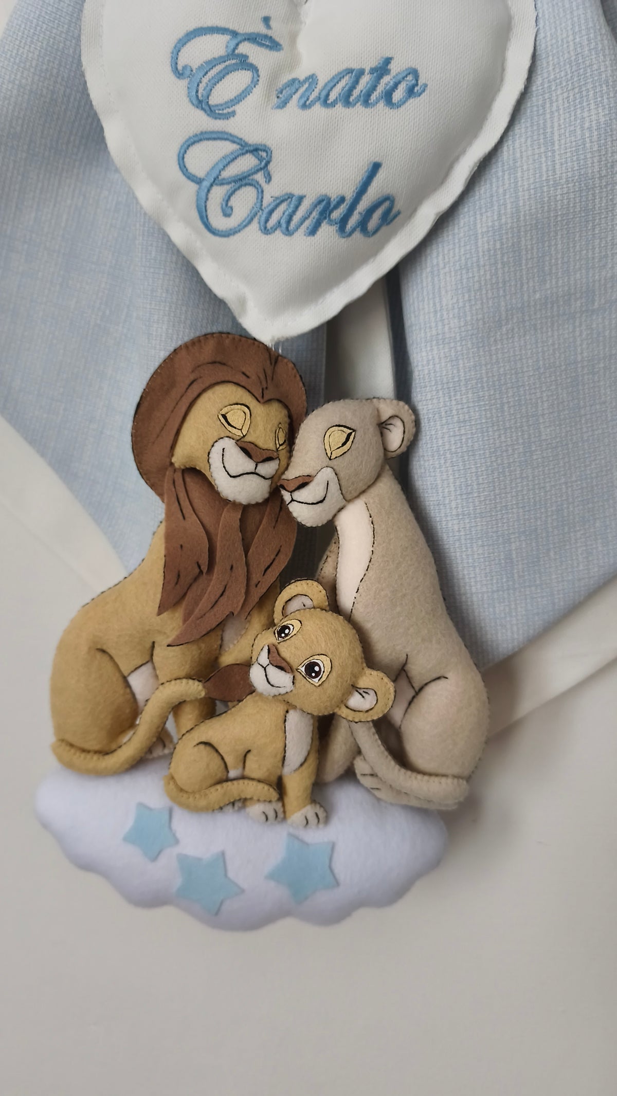 Fiocco nascita bimbo in tessuto celeste e bianco con famiglia di leoni simba mufasa artigianale e cuore con nome ricamato – idea regalo nascita maschio per culla e cameretta