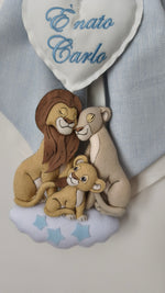 Fiocco nascita bimbo in tessuto celeste e bianco con famiglia di leoni simba mufasa artigianale e cuore con nome ricamato – idea regalo nascita maschio per culla e cameretta