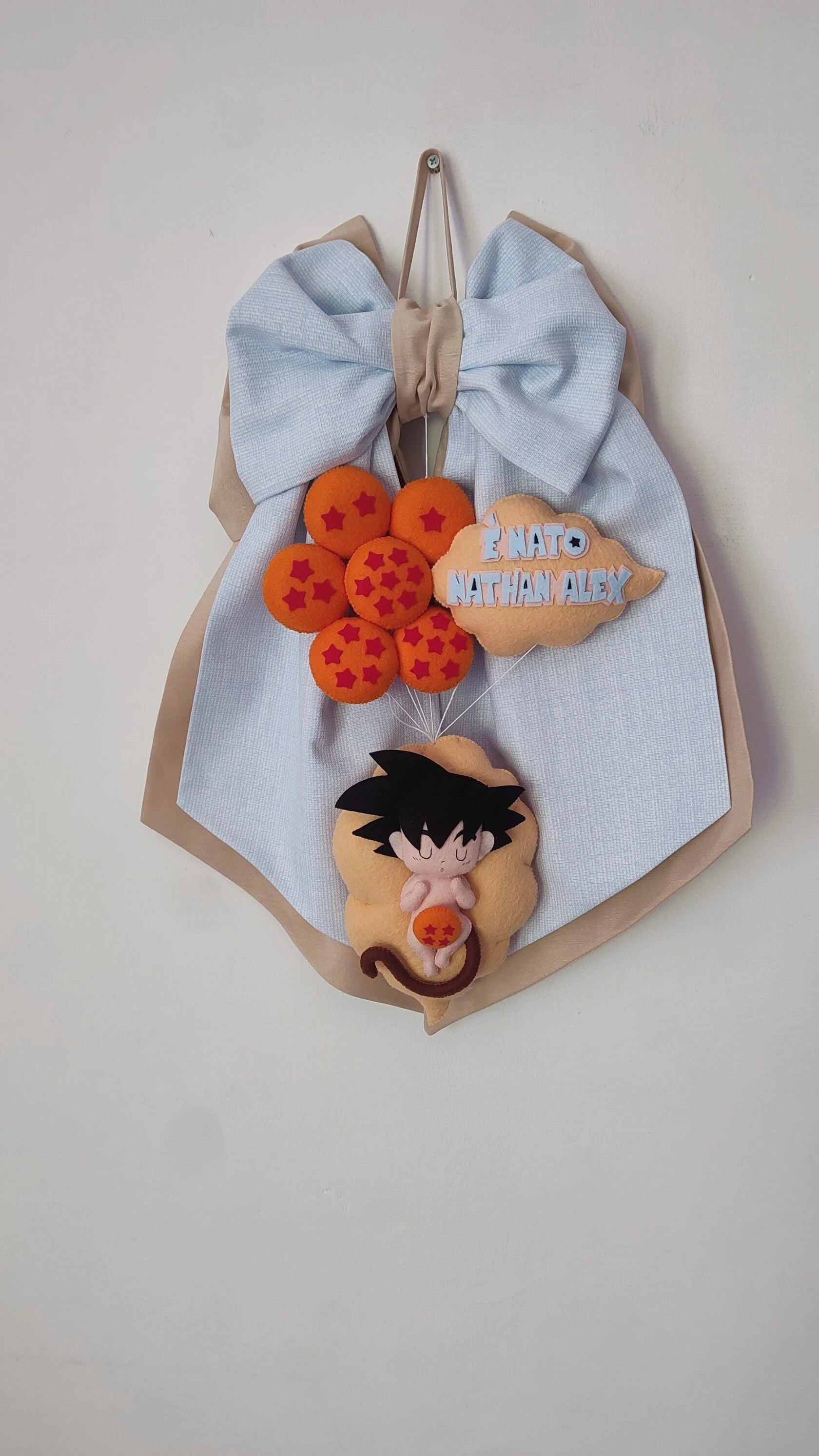 Fiocco nascita bimbo azzurro con Dragon Ball in feltro fatto a mano, baby Goku su nuvola e sfere del drago arancioni, nome personalizzato