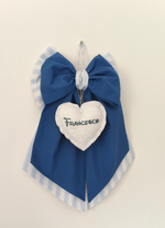 Fiocco nascita blu e azzurro a righe con grande cuore bianco centrale in tessuto personalizzabile per bimbo.