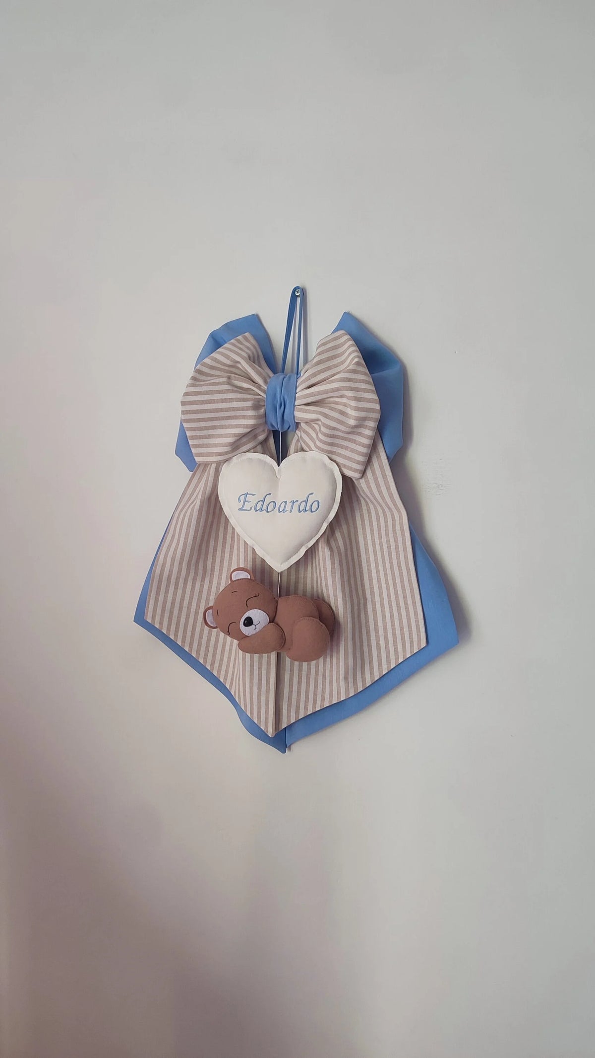 Fiocco nascita artigianale bimbo a righe beige e bianco con fiocco coordinato e bordo azzurro cuore in cotone ricamato personalizzato e orsetto dormiente