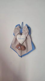 Fiocco nascita artigianale bimbo a righe beige e bianco con fiocco coordinato e bordo azzurro cuore in cotone ricamato personalizzato e orsetto dormiente