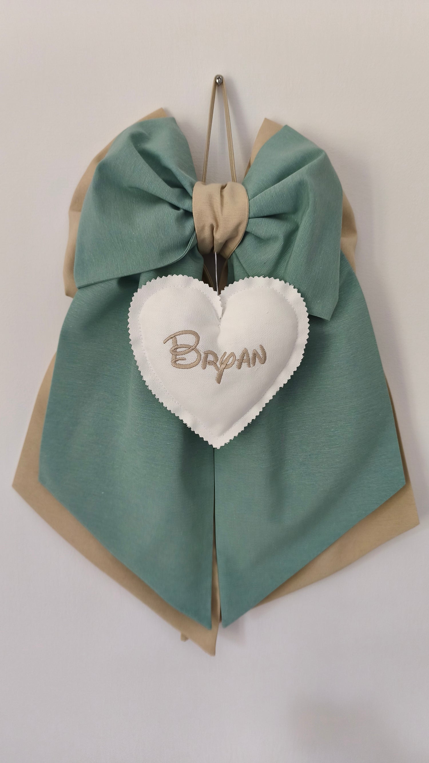 Fiocco nascita fatto a mano bimbo verde salvia e tortora bicolore con cuore bianco ricamato personalizzato
