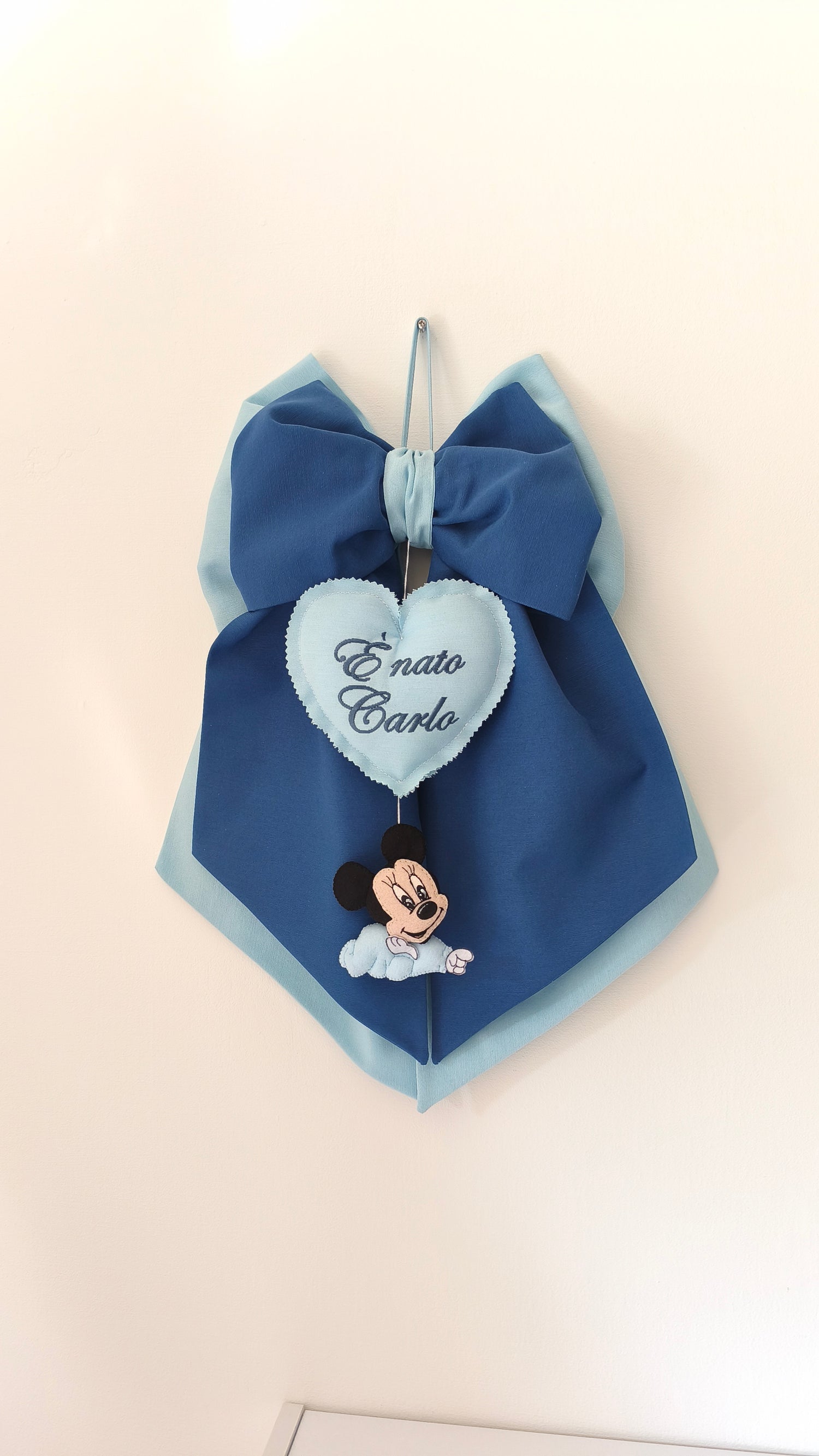 Fiocco nascita blu con cuore È nato ricamato e topolino su nuvola, decorazione porta