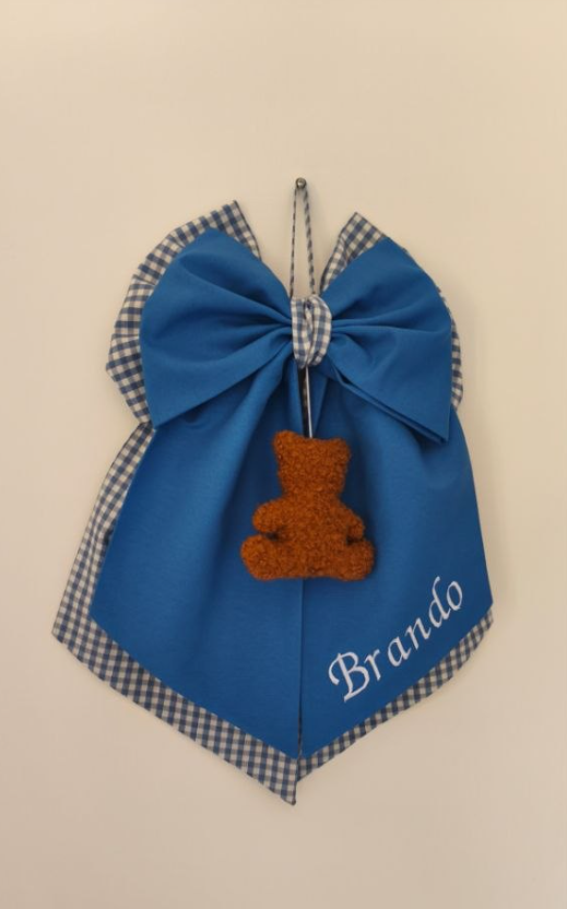 Fiocco nascita blu elettrico con bordi a quadretti vichy bianchi e blu e orsetto in bouclé marrone rustico
