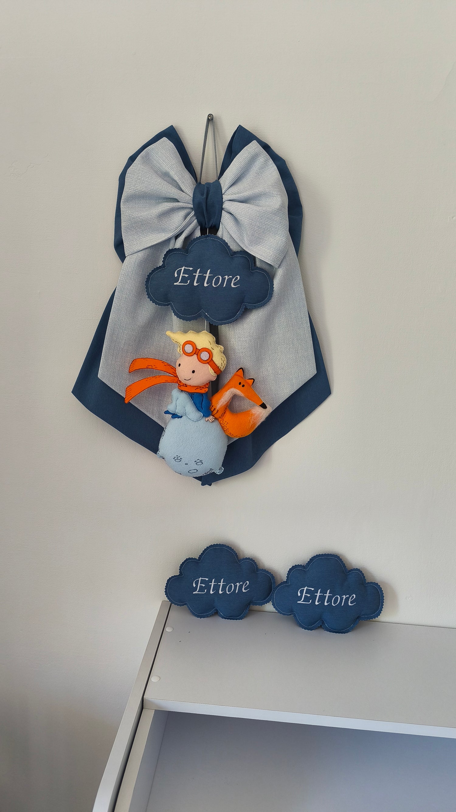 Fiocco nascita bimbo blu navy Piccolo Principe con nuvola ricamata, volpe feltro e nuvoline nome abbinate, artigianale