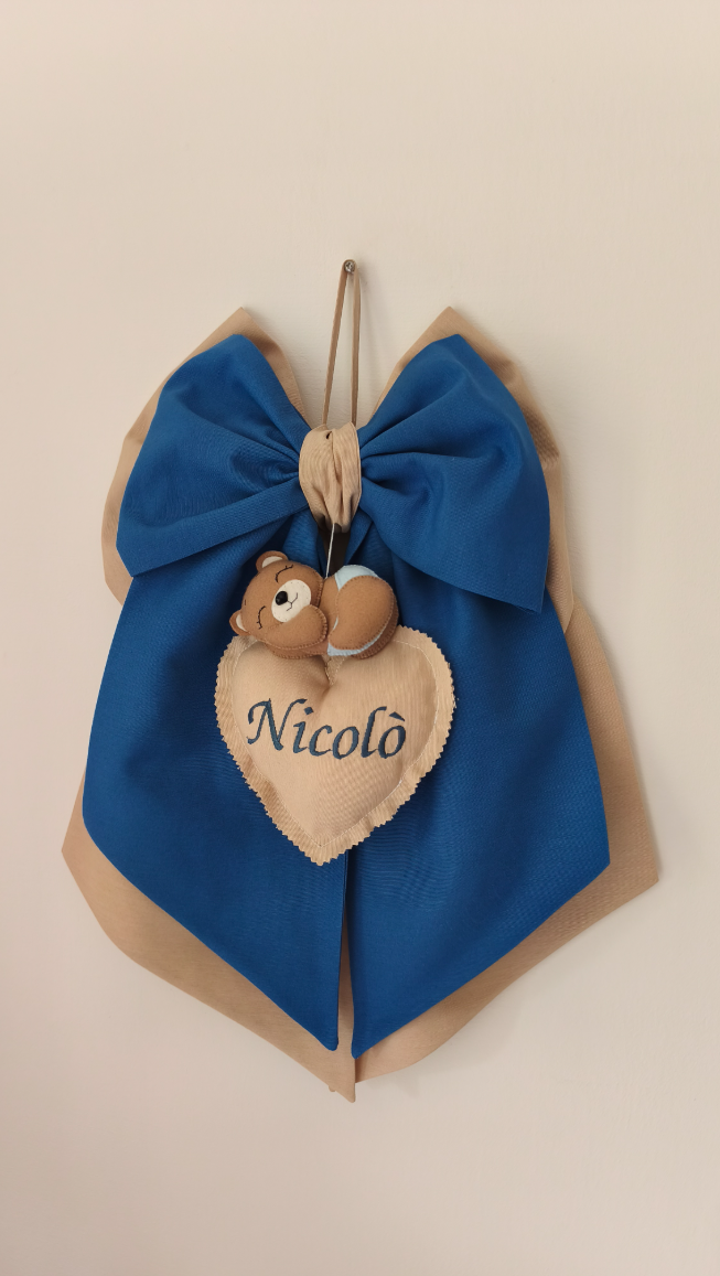 Fiocco nascita blu e beige con orsetto sul cuore in feltro e nome personalizzato, coccarda nascita bambino