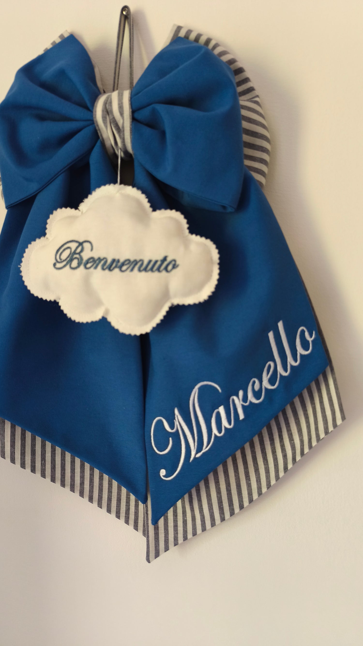 Fiocco nascita blu e righe grigie con nuvoletta "Benvenuto" e nome bambino ricamato