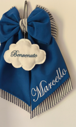 Fiocco nascita blu e righe grigie con nuvoletta "Benvenuto" e nome bambino ricamato