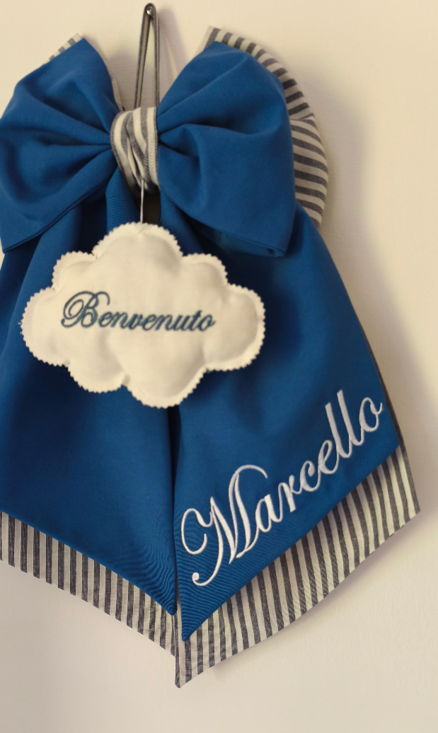 Fiocco nascita blu e righe grigie con nuvoletta "Benvenuto" e nome bambino ricamato
