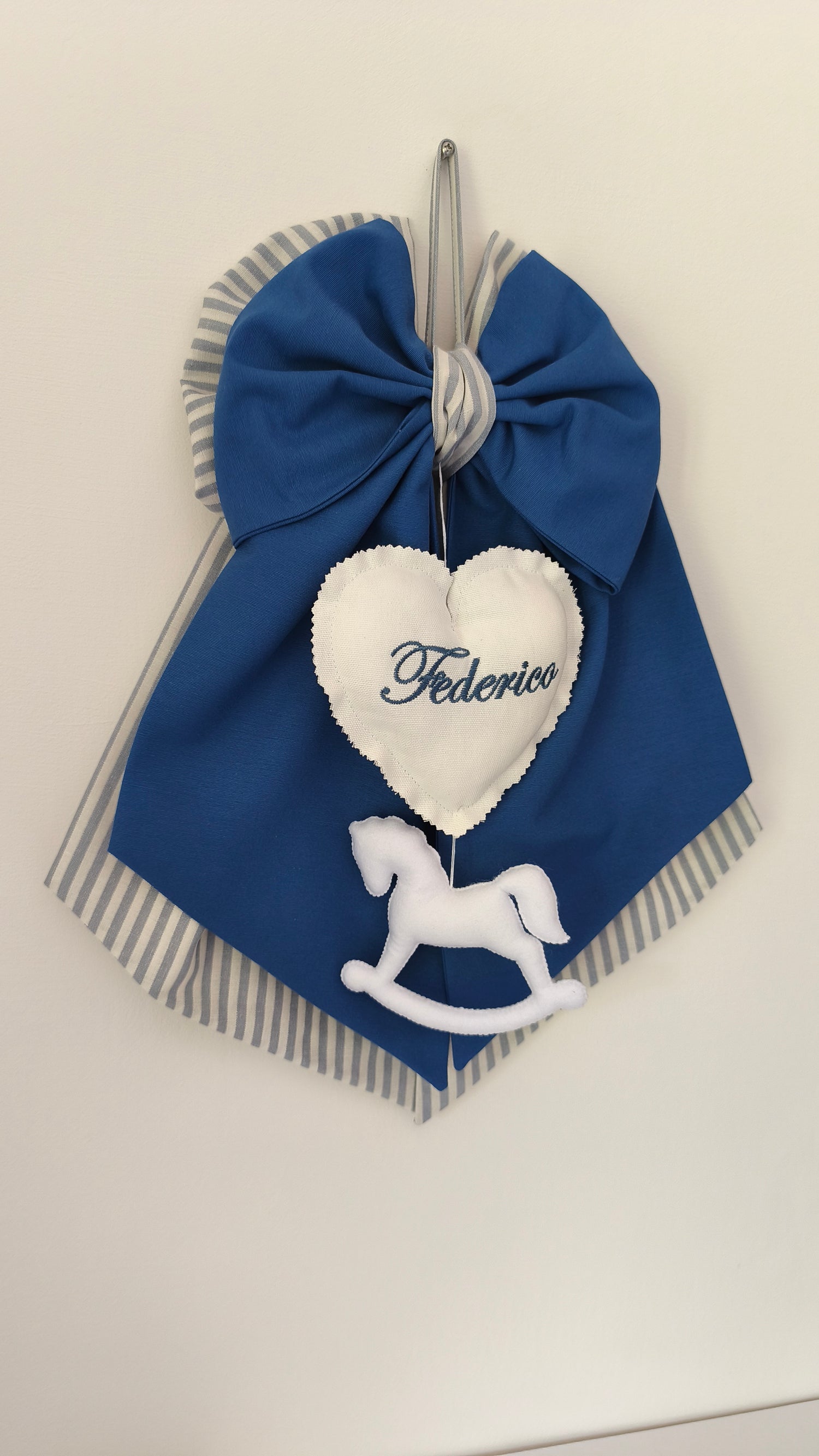 Fiocco nascita blu e bianco a righe personalizzabile con cuore bianco ricamato e cavallo a dondolo in feltro.