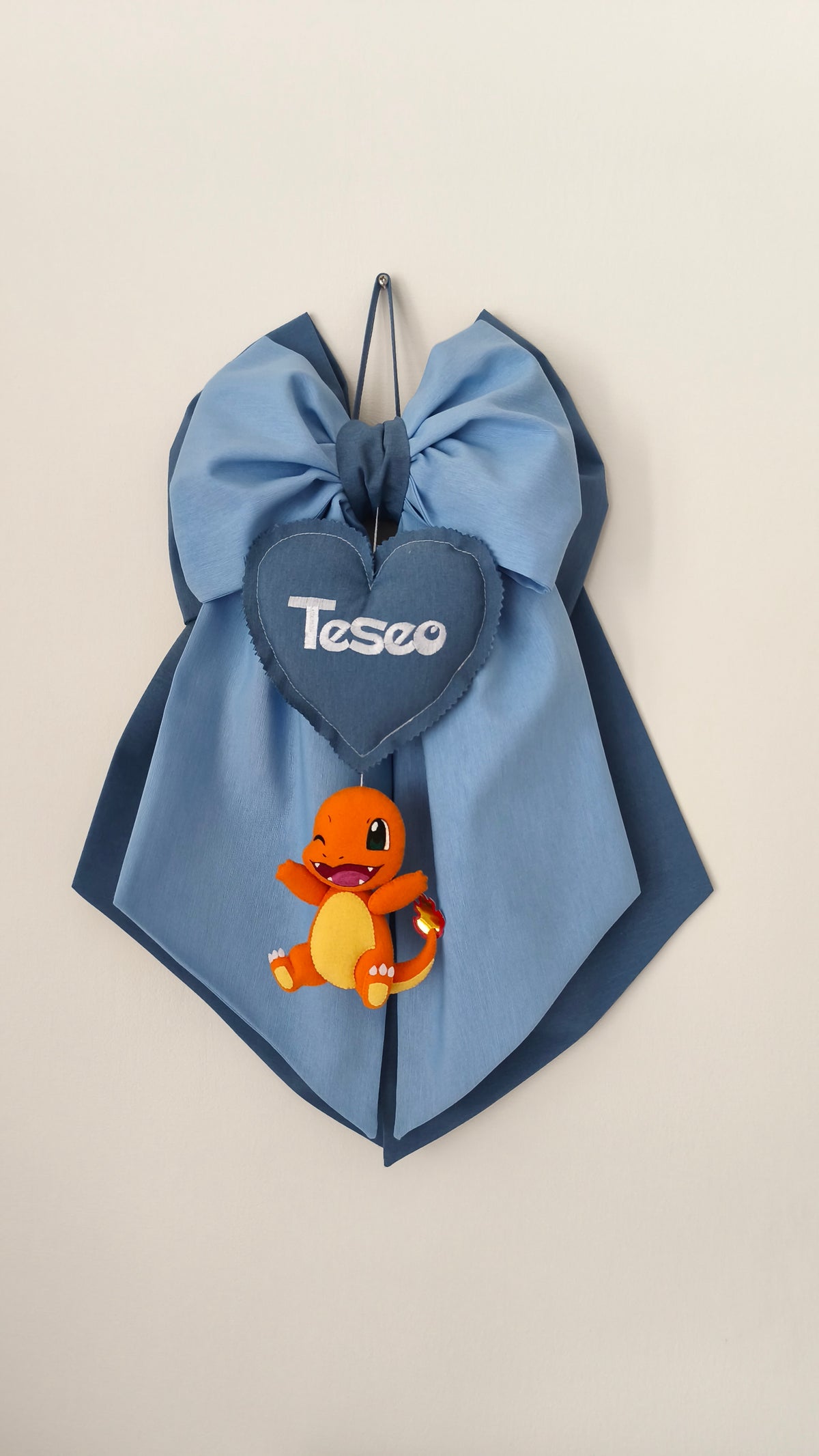 Fiocco nascita bimbo azzurro e blu con Charmander in feltro, cuore centrale personalizzato con nome ricamato, decorazione artigianale a tema Pokémon per cameretta.