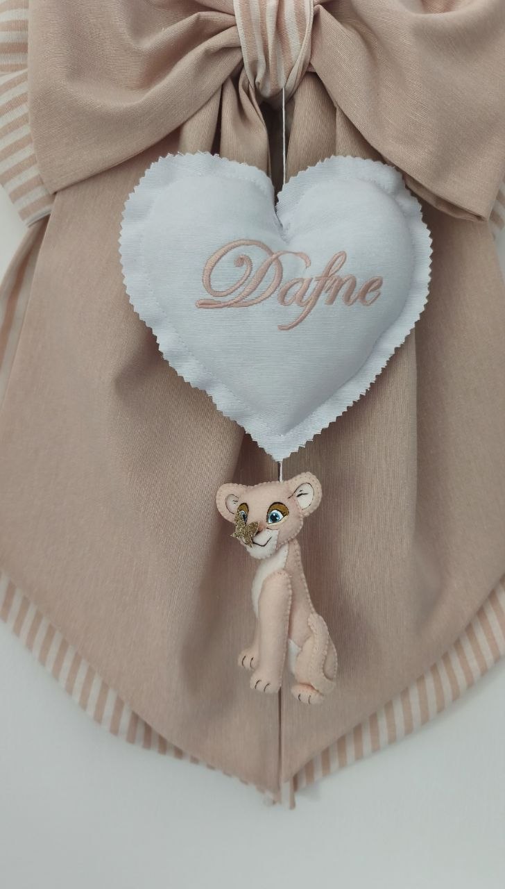 Fiocco nascita rosa e beige con cuore bianco ricamato Dafne e piccolo leoncino in feltro pendente.