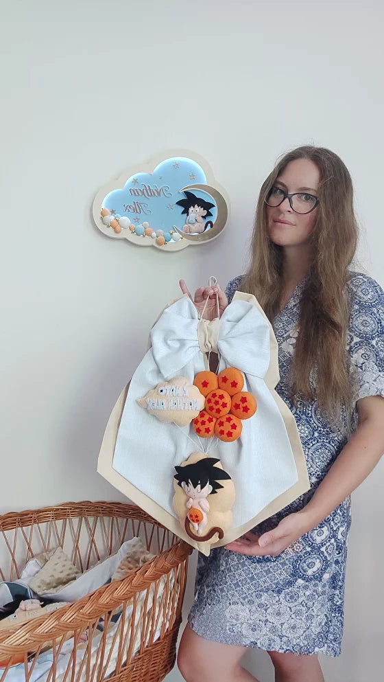 Fiocco nascita bimbo tema Dragon Ball personalizzato con baby Goku in feltro, luce notturna a tema coordinata nuvola azzurra, fatto a mano
