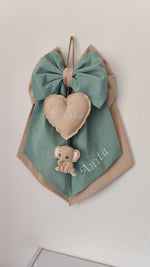 Fiocco nascita personalizzabile verde salvia e beige con cuore ricamato "È nata" e piccolo elefantino in feltro