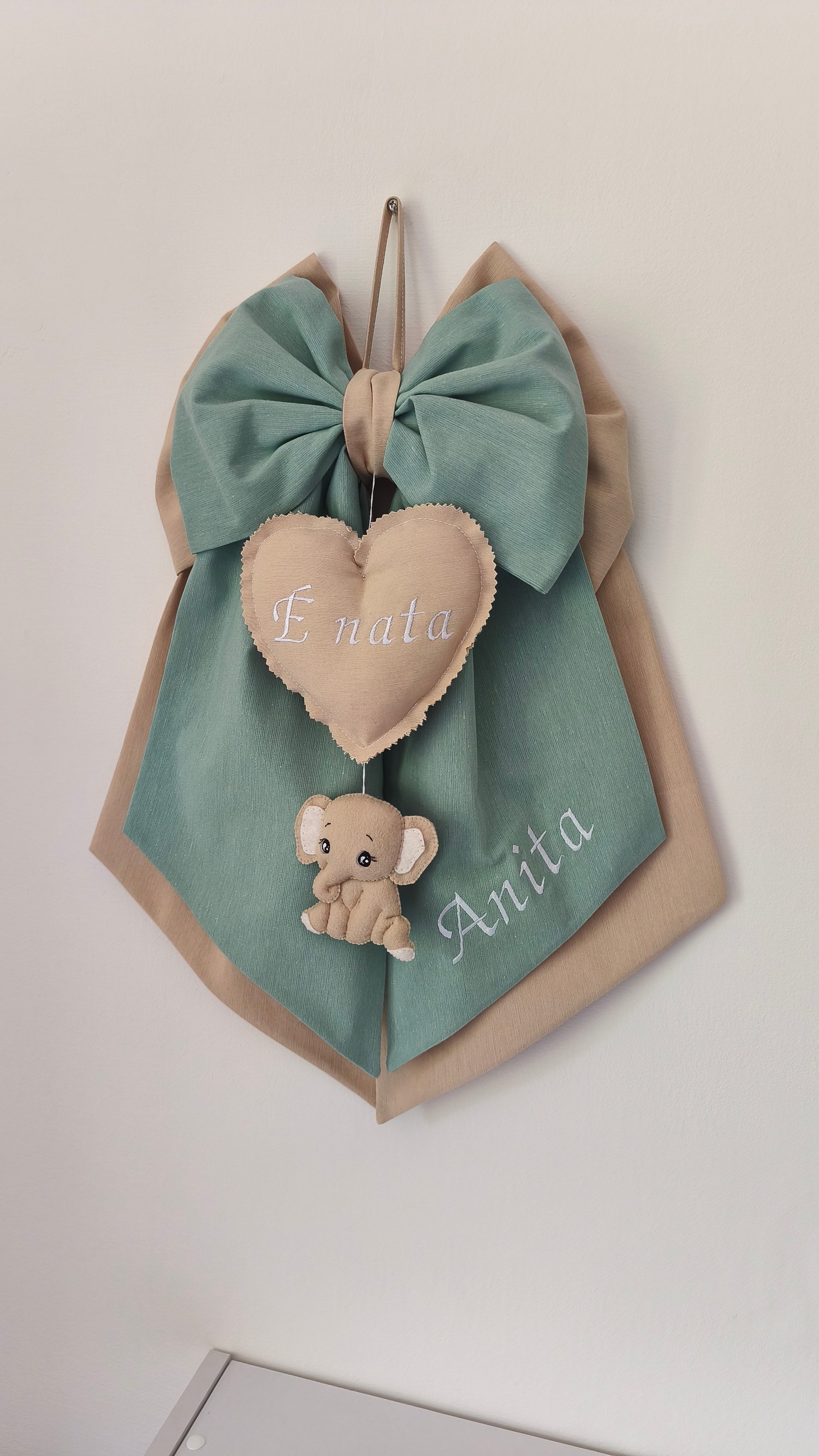 Fiocco nascita personalizzabile verde salvia e beige con cuore ricamato "È nata" e piccolo elefantino in feltro