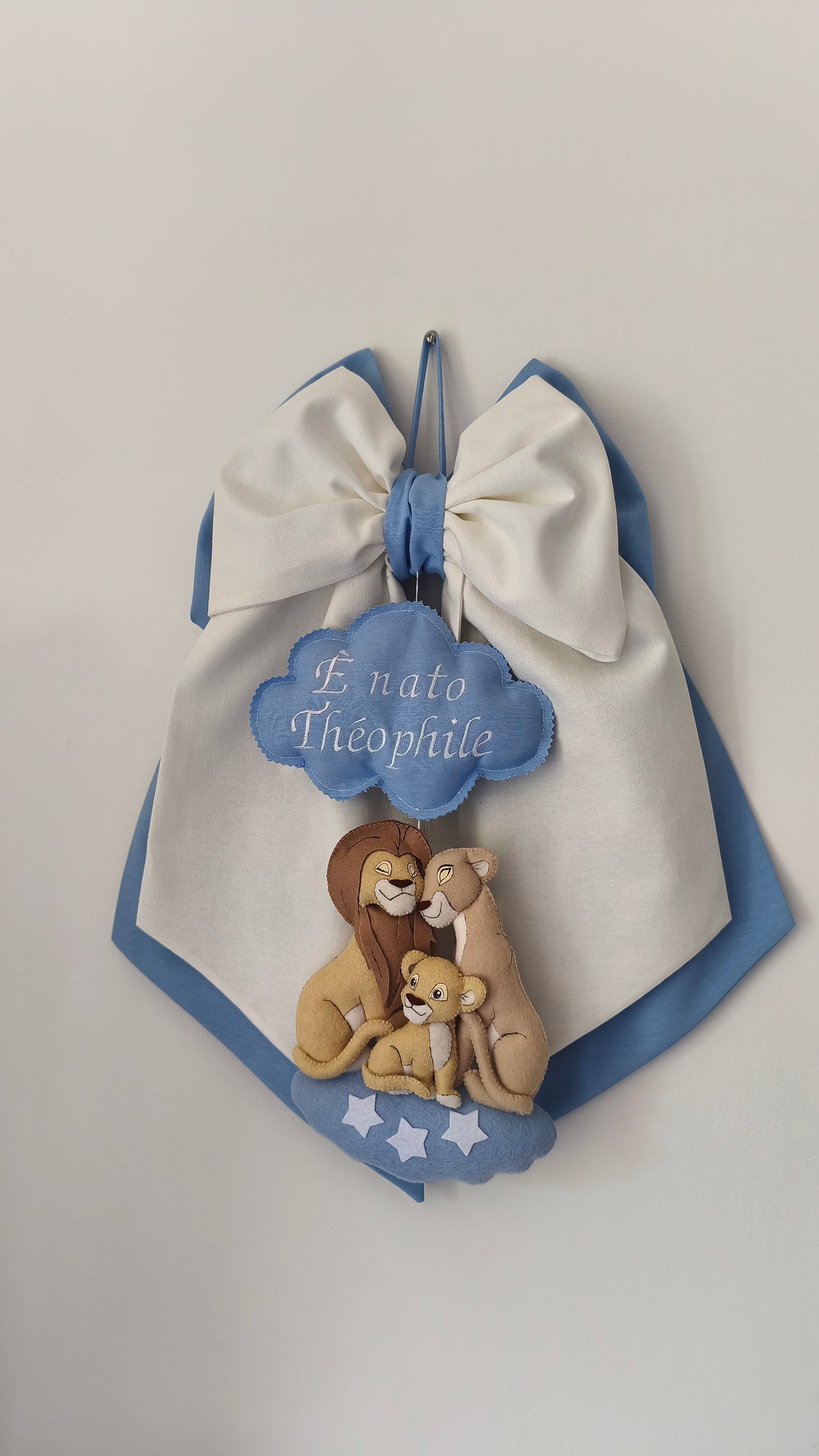 Fiocco azzurro per nascita bimbo personalizzato con nome e decorazione artigianale della famiglia di leoni Disney