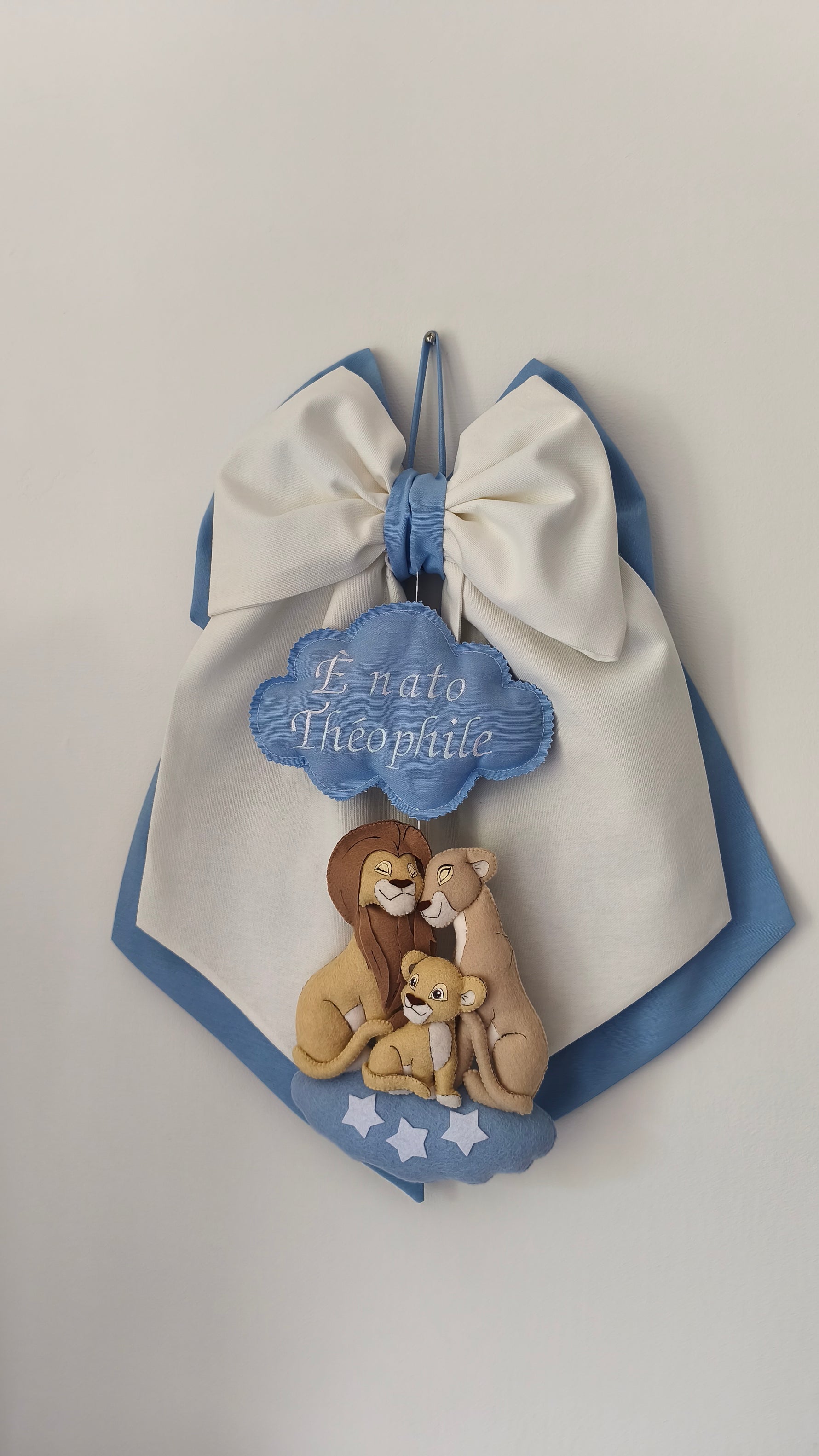 Fiocco azzurro per nascita bimbo personalizzato con nome e decorazione artigianale della famiglia di leoni Disney