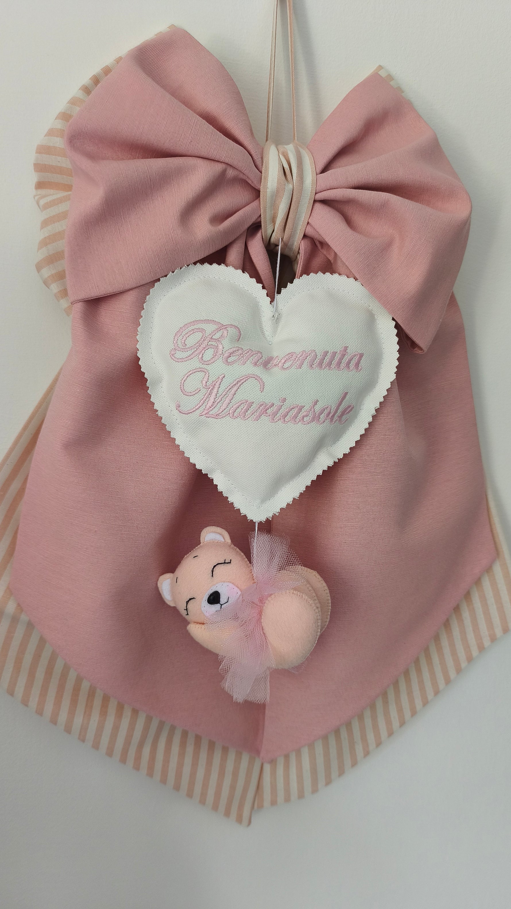 Fiocco nascita femmina rosa antico con bordino a righe beige cuore in cotone bianco ricamato con scritta benvenuta e nome e orsetta in pannolenci con tutù rosa – decorazione nascita personalizzata