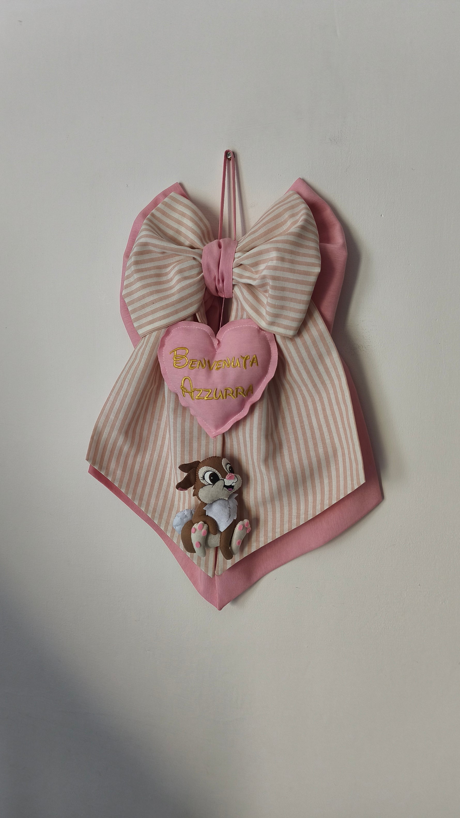 Fiocco nascita femmina rosa a righe panna con cuore ricamato in oro e coniglietta decorativa – fiocco nascita personalizzato per porta e culla