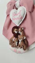 Fiocco nascita gemelle rosa e bianco con cuore ricamato, famiglia di leoni con due cuccioli su nuvola e stelle – fiocco nascita personalizzato per porta e culla