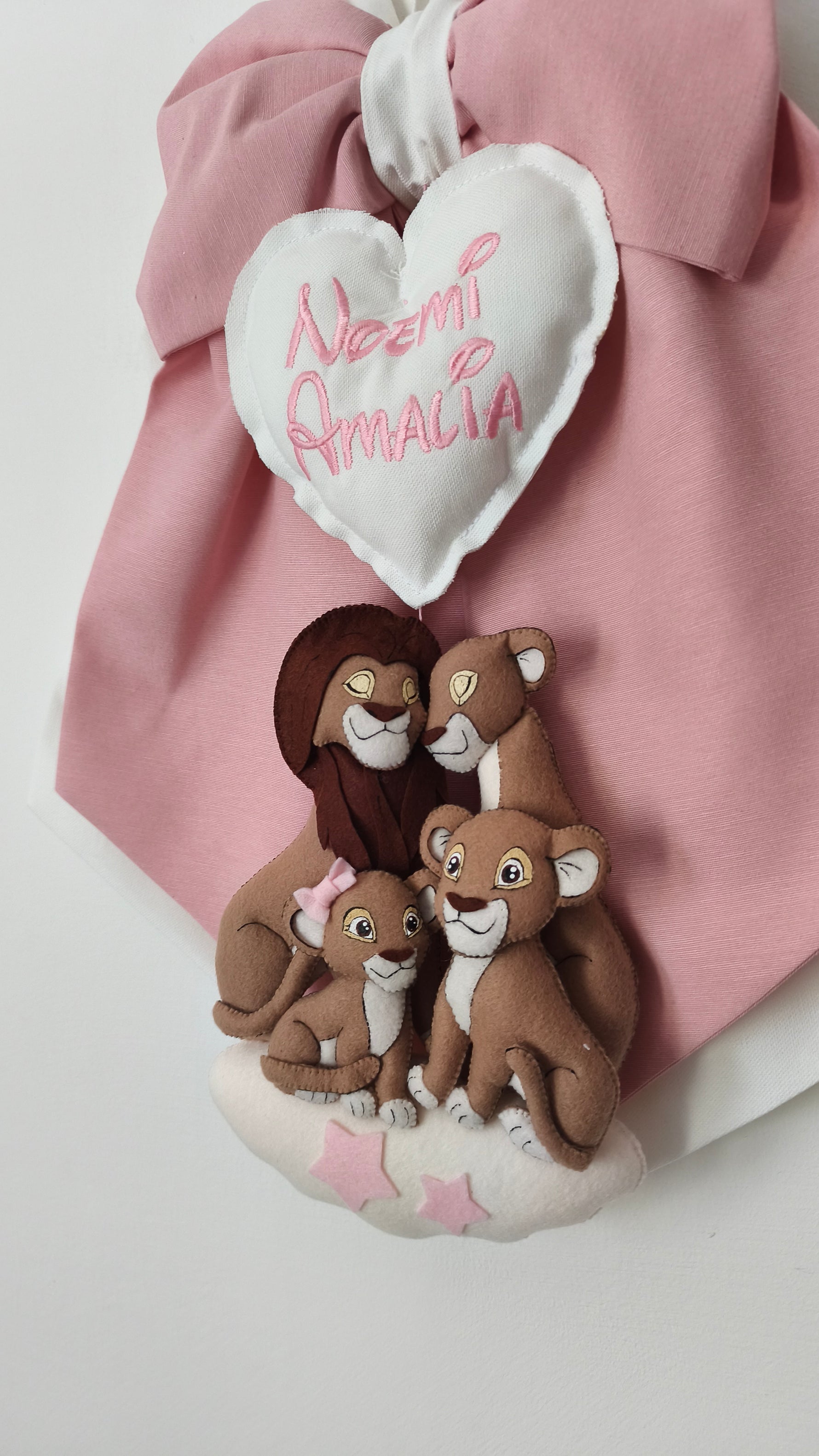 Fiocco nascita gemelle rosa e bianco con cuore ricamato, famiglia di leoni con due cuccioli su nuvola e stelle – fiocco nascita personalizzato per porta e culla