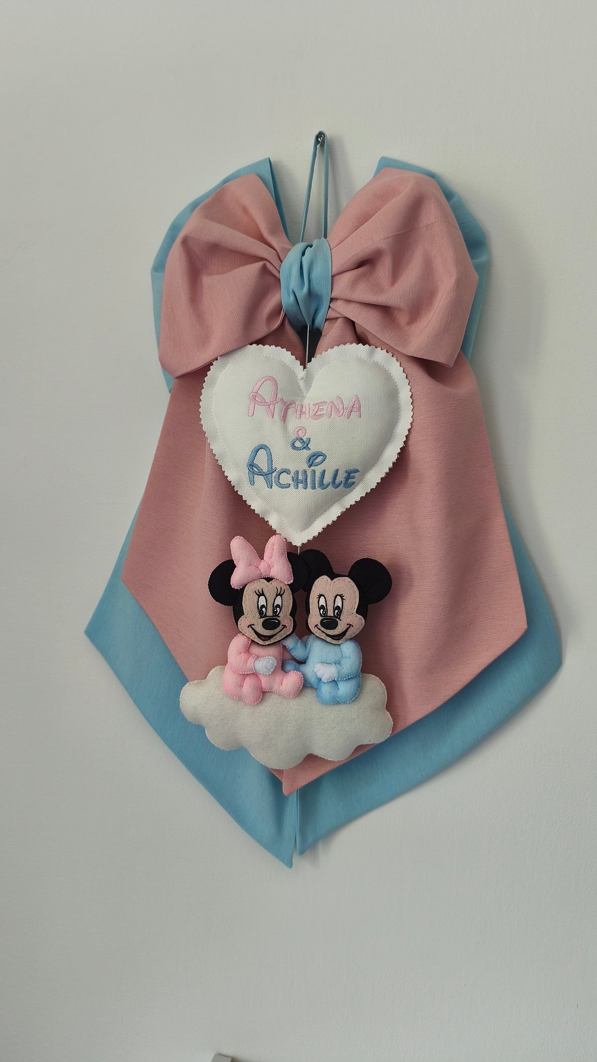 Fiocco nascita gemelli rosa e azzurro bicolore con cuore ricamato due nomi e topolini in feltro su nuvola, artigianale