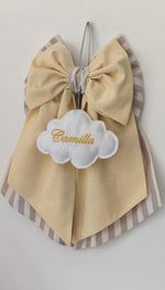 Fiocco nascita giallo e beige a righe da appendere con nuvola bianca centrale ricamata personalizzabile.