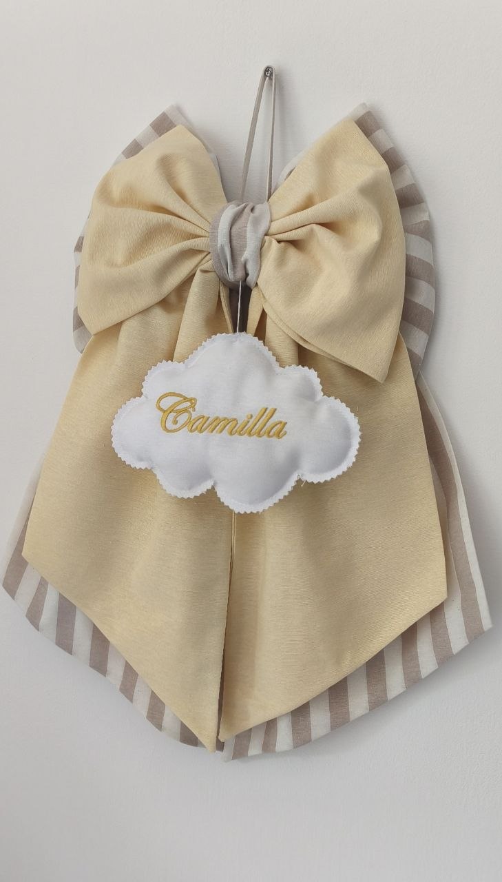 Fiocco nascita giallo e beige a righe da appendere con nuvola bianca centrale ricamata personalizzabile.