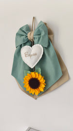 Fiocco nascita verde salvia e beige con girasole in feltro e cuore bianco personalizzato con nome ricamato a mano.