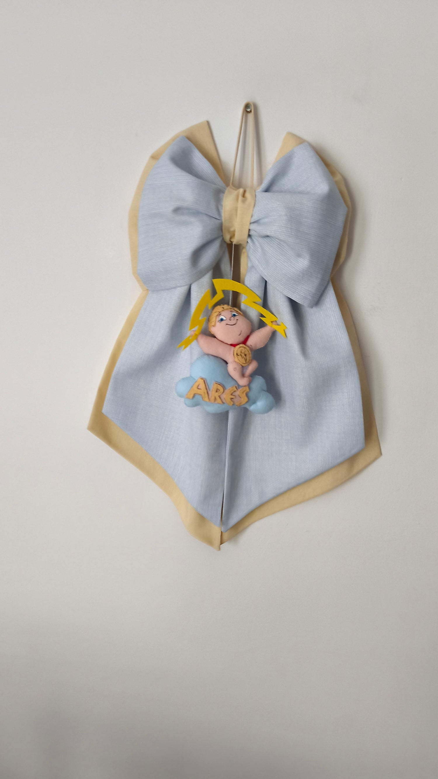 Fiocco nascita azzurro e sabbia con Hercules Disney in feltro su nuvola e fulmine, personalizzabile con nome bimbo.