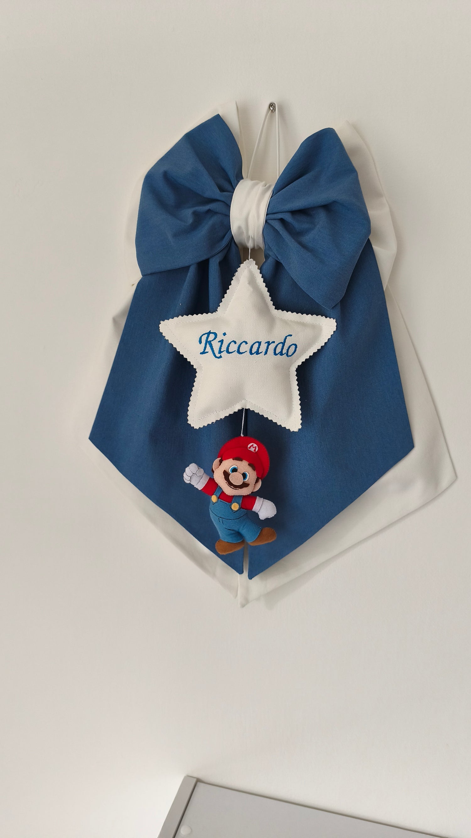 Fiocco nascita blu e bianco con Super Mario in feltro e stella personalizzabile con nome ricamato per bimbo, fatto a mano