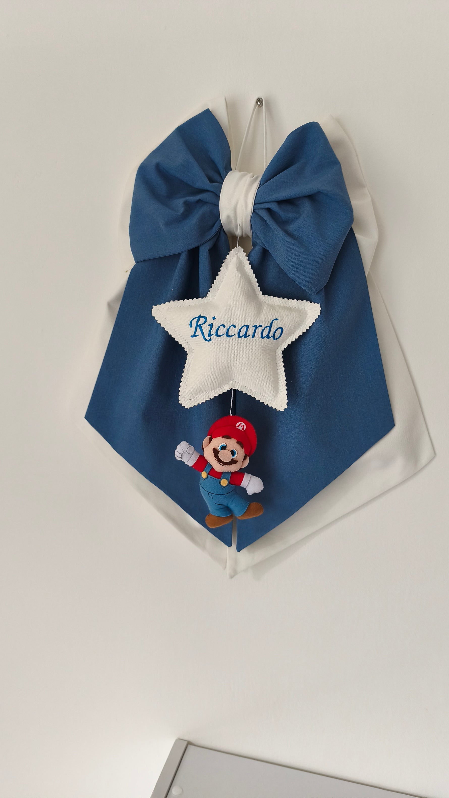 Fiocco nascita blu e bianco con Super Mario in feltro e stella personalizzabile con nome ricamato per bimbo, fatto a mano