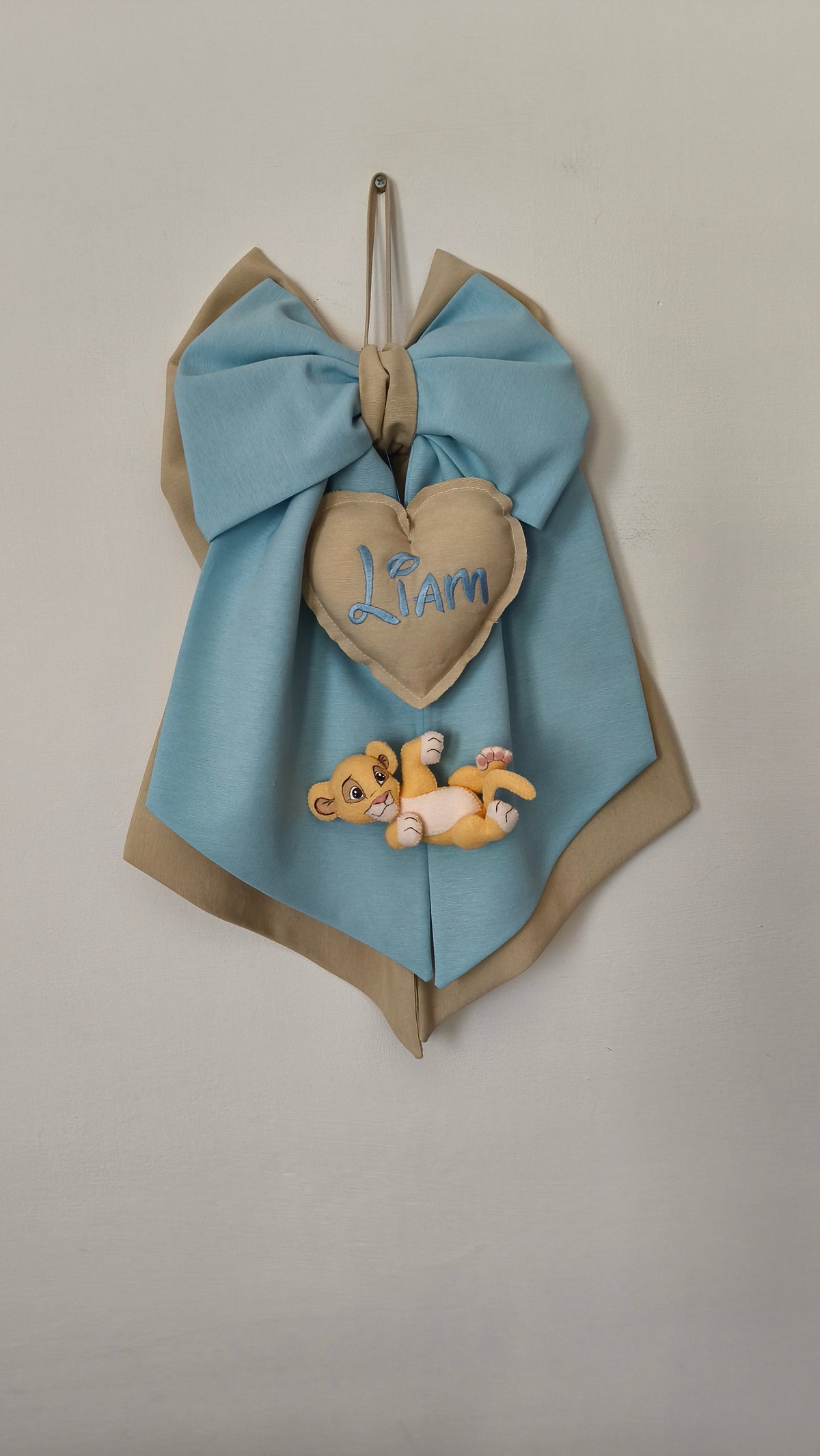 Fiocco nascita maschio azzurro e beige con cuore ricamato e leoncino – fiocco nascita personalizzato per culla e porta cameretta