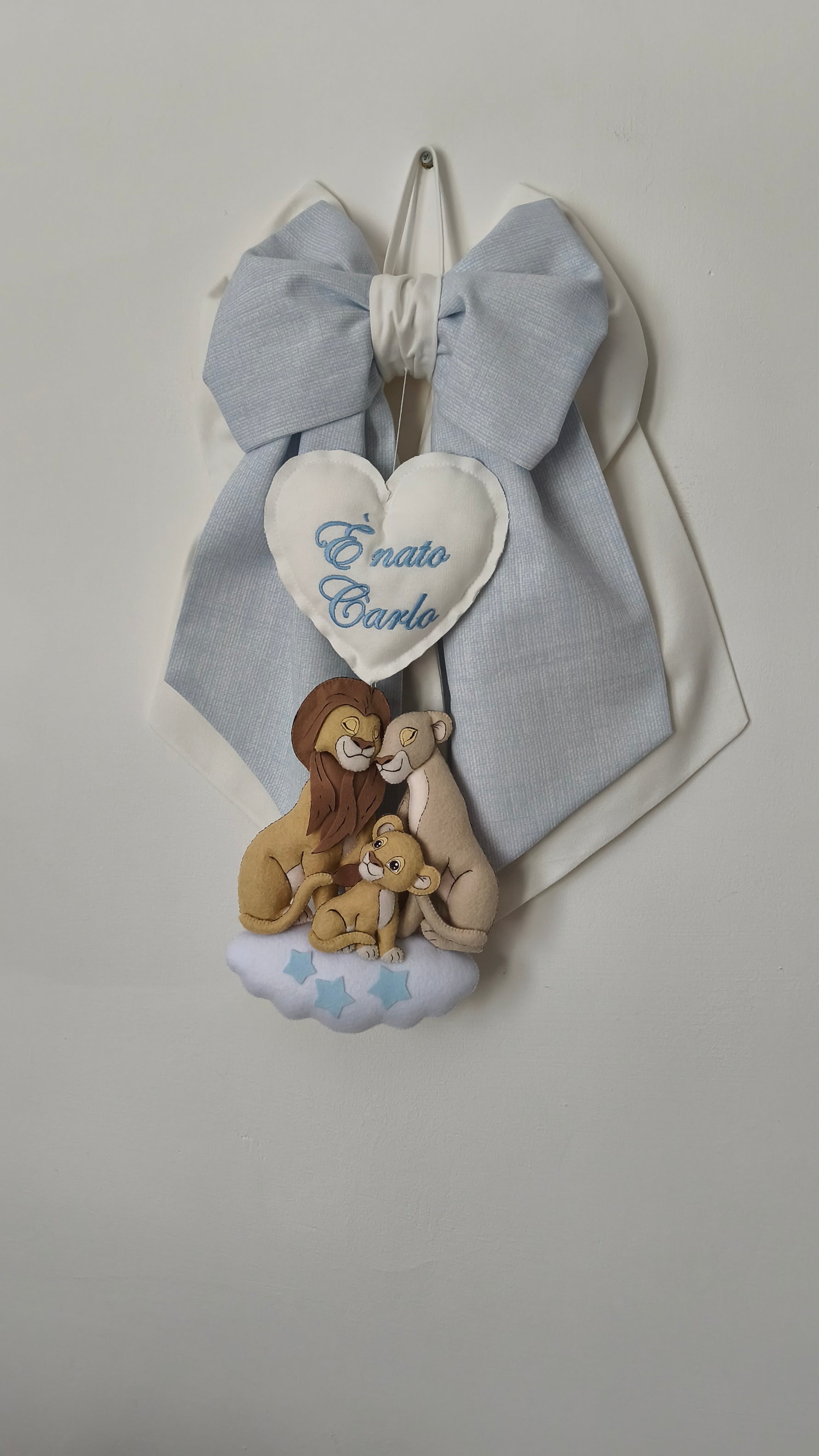 Fiocco nascita maschio azzurro e bianco con cuore ricamato, famiglia di leoni su nuvola e stelle – fiocco nascita personalizzato per porta e culla