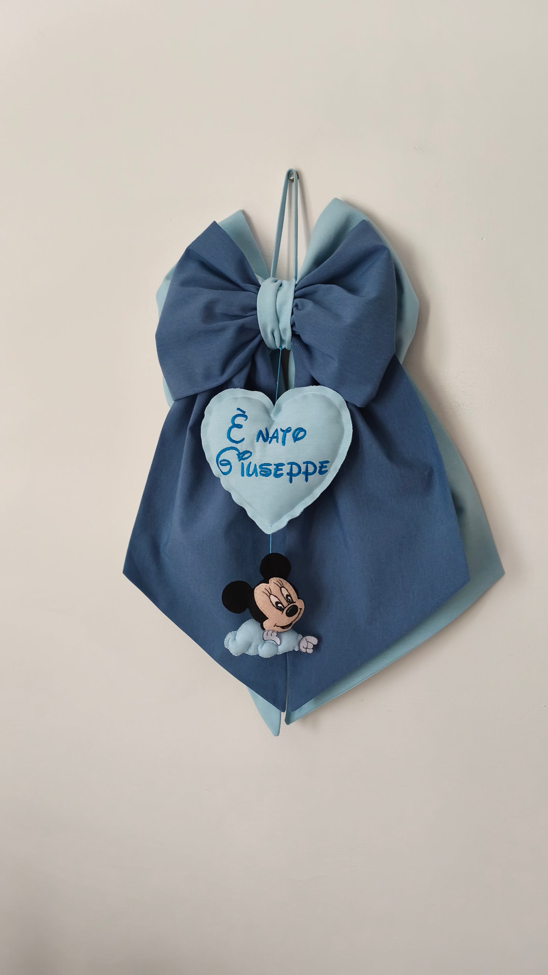 Fiocco nascita maschio blu denim e celeste cuore azzurro ricamato è nato e nome personalizzato con personaggio disney topolino in feltro