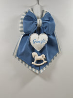 Fiocco nascita maschio blu con nome ricamato, cuore bianco e cavallino a dondolo – fiocco nascita personalizzato per porta clinica